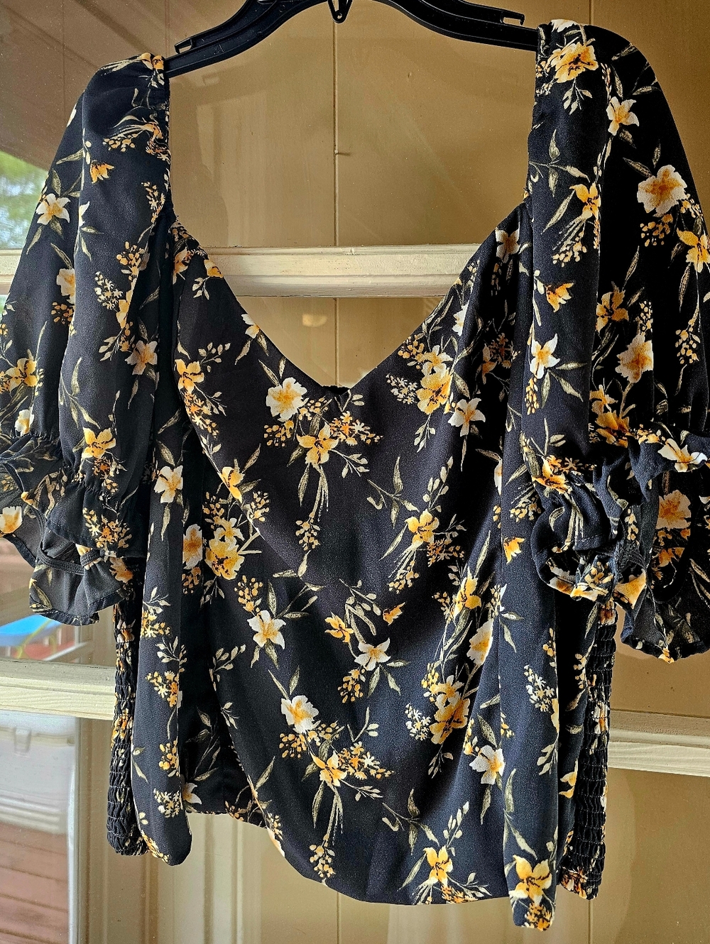 Size L Abercrombie & Fitch Black Floral Puff-Sleeve Cropped Blouse